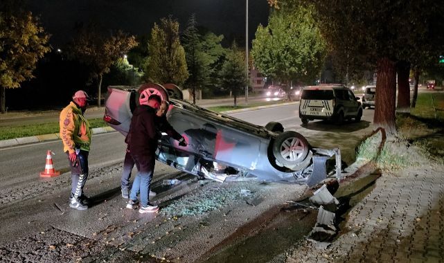 Devrilen otomobilin içinde can pazarı!