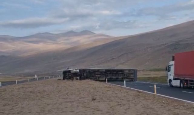Devrilen tır yolu ulaşıma kapattı