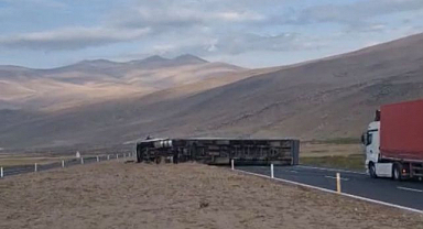 Devrilen tır yolu ulaşıma kapattı
