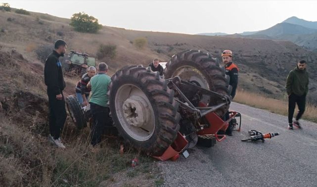 Devrilen traktörün altında kaldı!