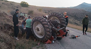 Devrilen traktörün altında kaldı!