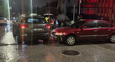 Erzurum'da kavşakta otomobiller çarpıştı: 1 yaralı