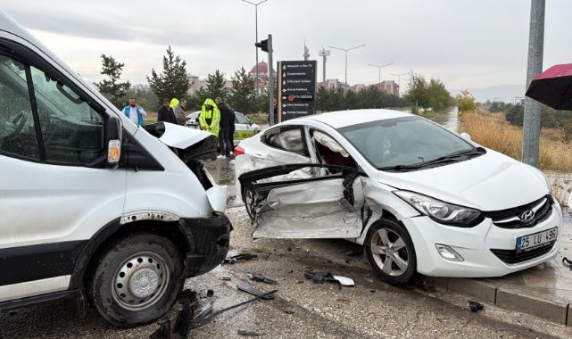 Erzurum'da korkutan kaza! Minibüsle otomobil çarpıştı