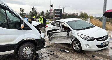 Erzurum'da korkutan kaza! Minibüsle otomobil çarpıştı