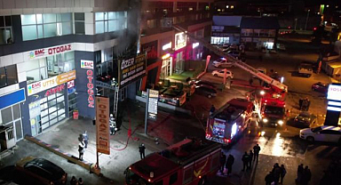 Erzurum'da sanayi sitesinde korkutan yangın: İtfaiye faciayı önledi   