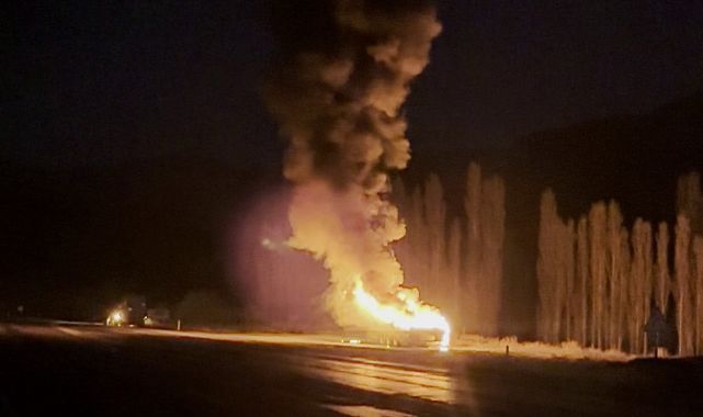 Erzurum'da tırın dorsesi alev topuna döndü!
