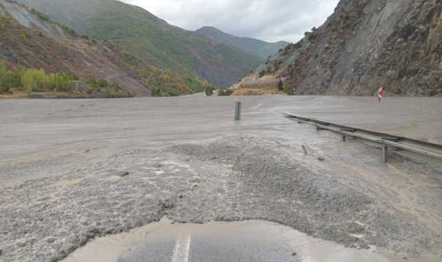 Erzurum-Erzincan kara yolunda heyelan! Ulaşım durdu