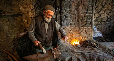 Erzurumlu Nurettin usta 60 yıldır aynı örste nal dövüyor