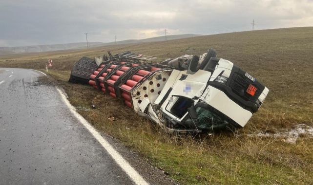  Faciadan dönüldü: Erzurum'da gaz tankeri takla attı
