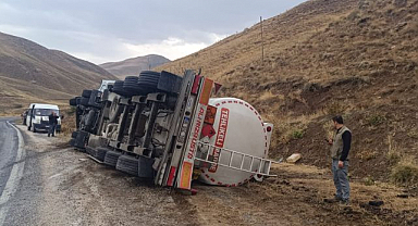 Faciaya ramak kala! Virajı alamayan tanker devrildi