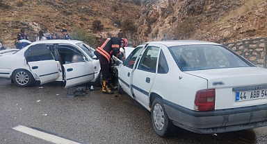 Feci kaza! İki otomobil çarpıştı