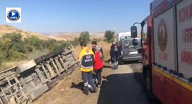 Feci kaza! Tır şarampole devrildi