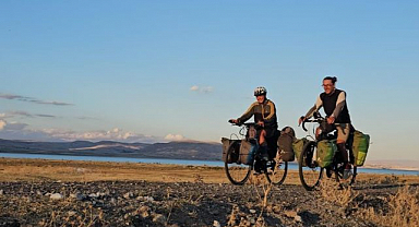 Fransız çiftin bisiklet macerası Doğu'da son buldu