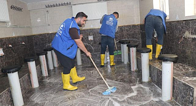 Gençler caminin bakımını üstlendi