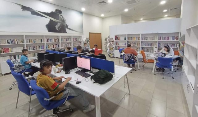 Gençler için 24 saat açık kütüphane hizmeti
