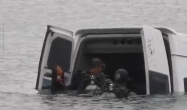 Göle uçan minibüsten kendi imkanları ile çıktı   