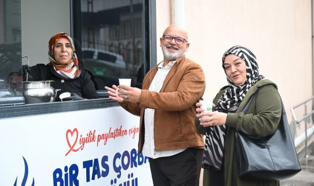Hastane önünde gönülleri ısıtan ikram