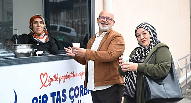 Hastane önünde gönülleri ısıtan ikram