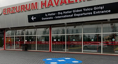 Havalimanında mavi-beyaz jest