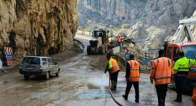 Heyelan sonrası yollar yeniden açıldı