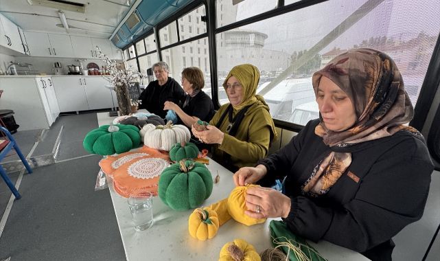Hurda otobüs kadınların üretim atölyesine dönüştü