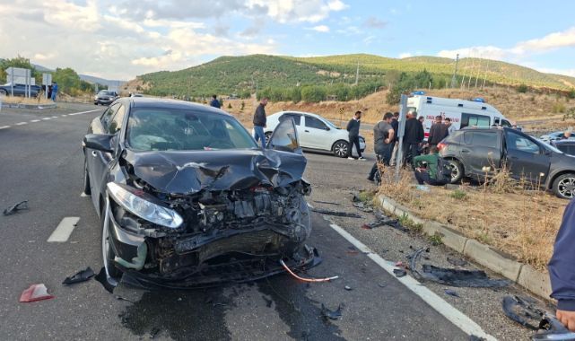 İki otomobil çarpıştı! Ortalık savaş alanına döndü