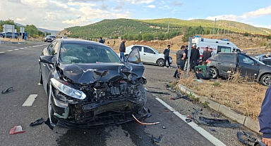 İki otomobil çarpıştı! Ortalık savaş alanına döndü