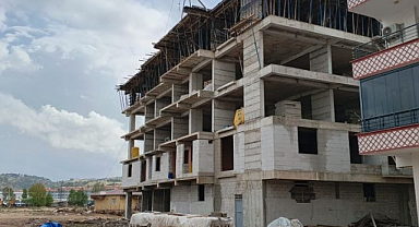 İnşaatta bir anlık dikkatsizlik ağır yaraladı