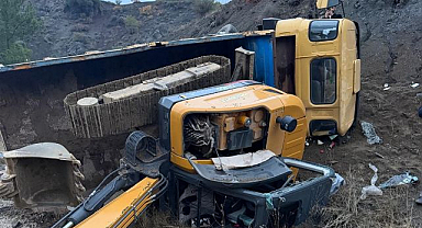 İş makinesi yüklü kamyon şarampole devrildi!