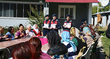 Jandarma astsubaylar, köylerde kadınlara KADES'i anlatıyor