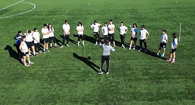Kadın futbolcular şampiyonluk için kenetlendi
