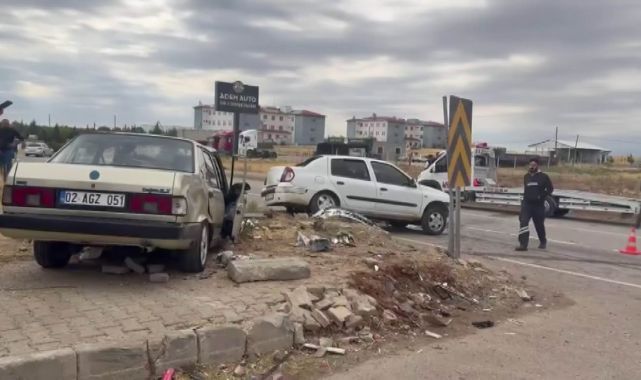 Kafa kafaya çarpışan iki otomobil hurdaya döndü!
