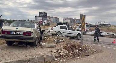 Kafa kafaya çarpışan iki otomobil hurdaya döndü!