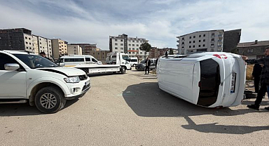 Kamyonetle hafif ticari araç çarpıştı!