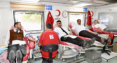 Kan bağışı tırına akın ettiler! Vatandaşlardan Kızılay'a yoğun destek