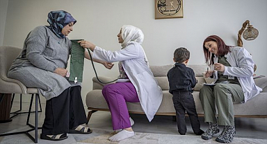 Kapı kapı dolaşan ebeler, anne adaylarını yalnız bırakmıyor
