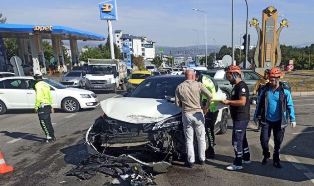 Kavşakta birbirlerine girdiler! Ekipler yardıma koştu