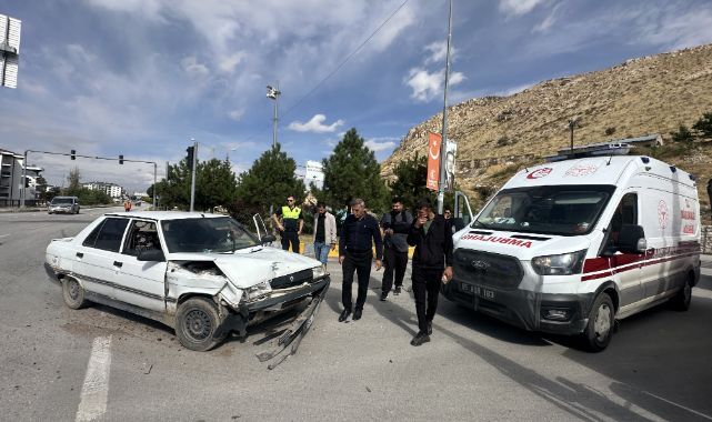 Kavşakta can pazarı! İki otomobil birbirine girdi