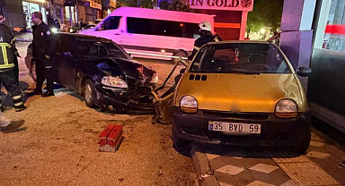 Kavşakta çarpışan otomobiller vitrine daldı!