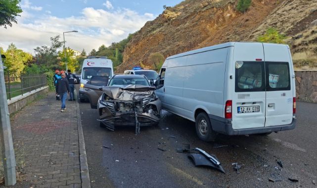 Kavşakta feci kaza! Otomobil ile minibüs çarpıştı