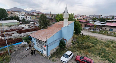 Kentsel dönüşümün ortasında direnen camii!