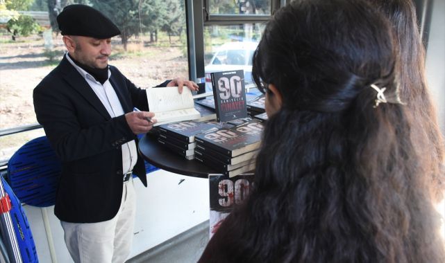 Kitaplarını yazdığı trambüste okurlarıyla buluştu
