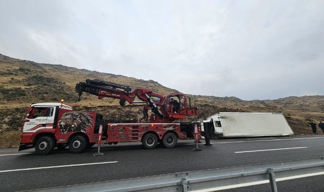 Kontrolden çıkan araç devrildi: Yol trafiğe kapandı   