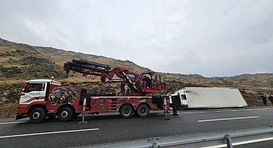 Kontrolden çıkan araç devrildi: Yol trafiğe kapandı   