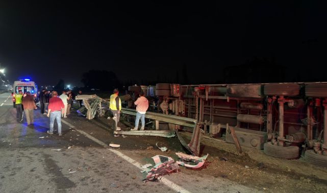 Korkutan kaza çimento yüklü tır devrildi