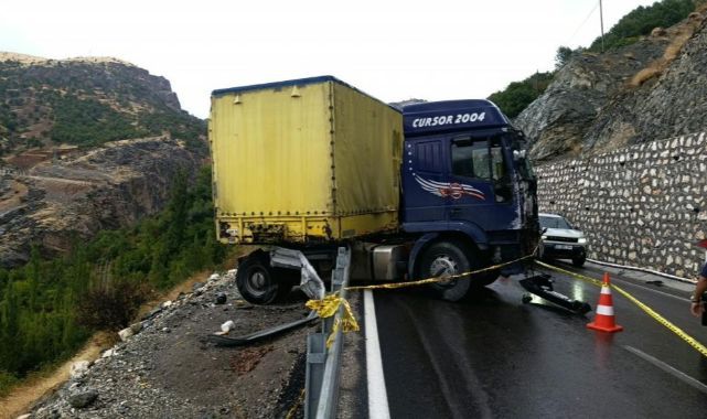 Kontrolden çıkan tır bariyerlerde asılı kaldı