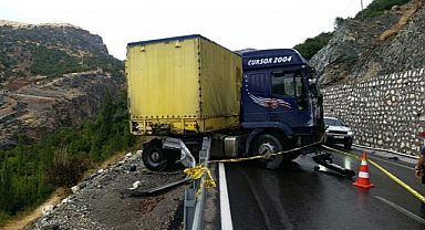 Kontrolden çıkan tır bariyerlerde asılı kaldı