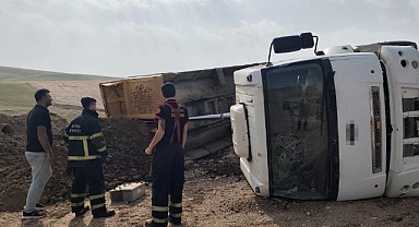 Kum yüklü kamyon devrildi: 1 yaralı