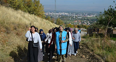 Lise öğrencileri doğa yürüyüşünde bir araya geldi