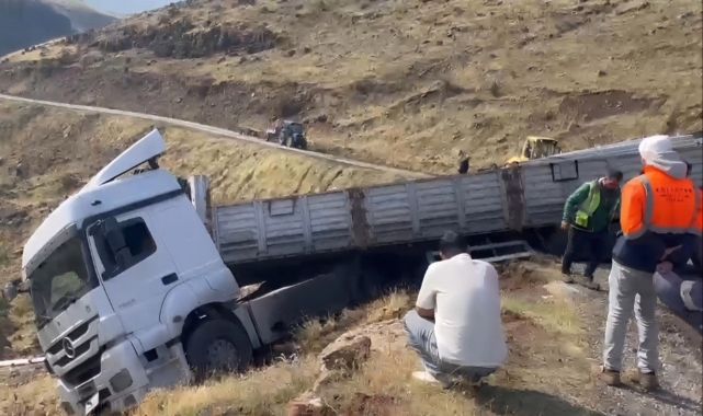 Malzeme yüklü tır uçurum kenarında askıda kaldı   